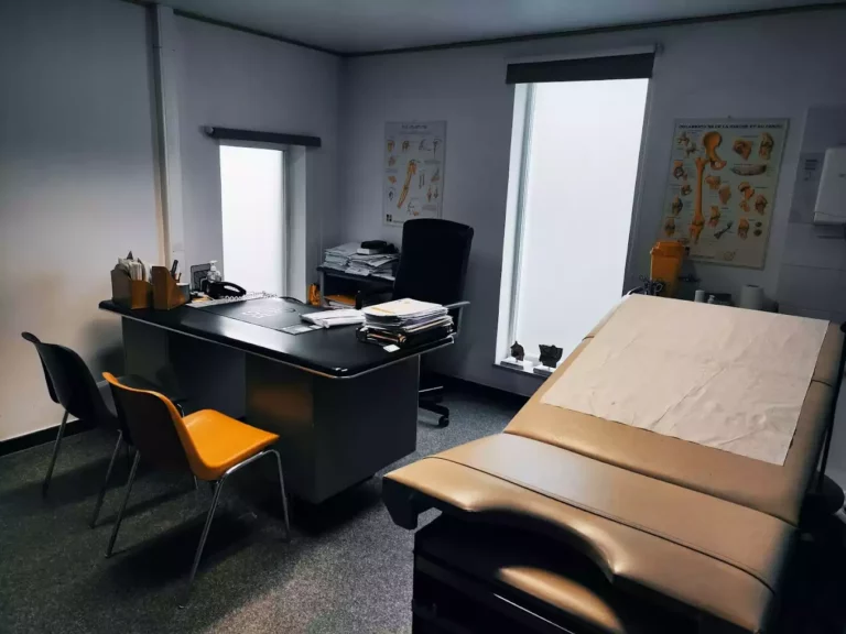 cabinet médical avec bureau et table d'examen